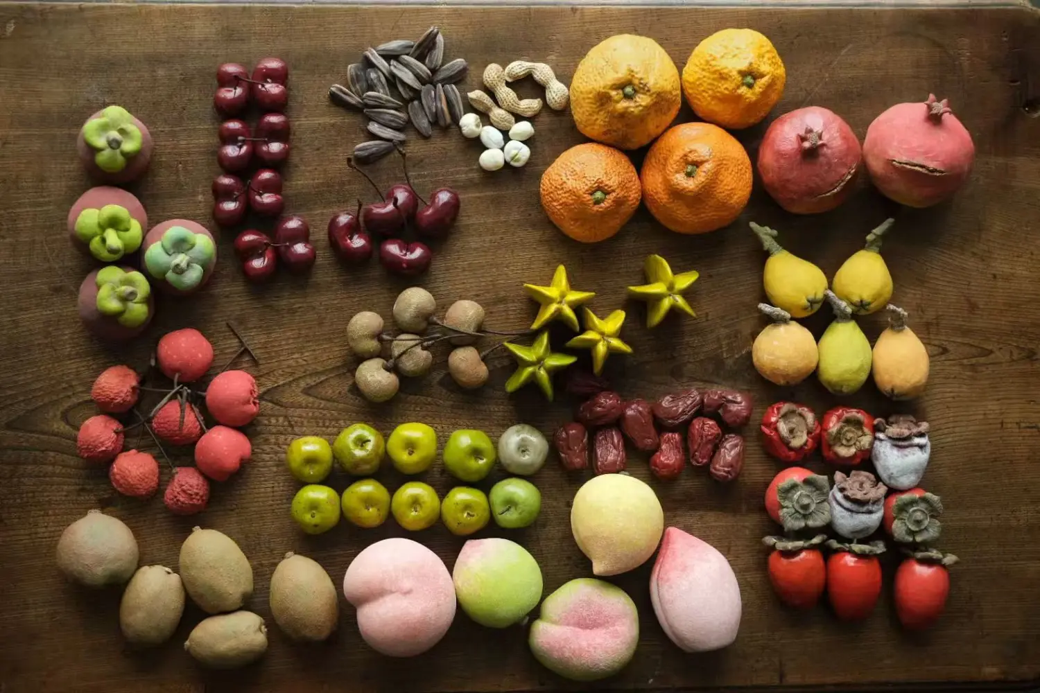 ceramic art : hyper-realistic fake fruit