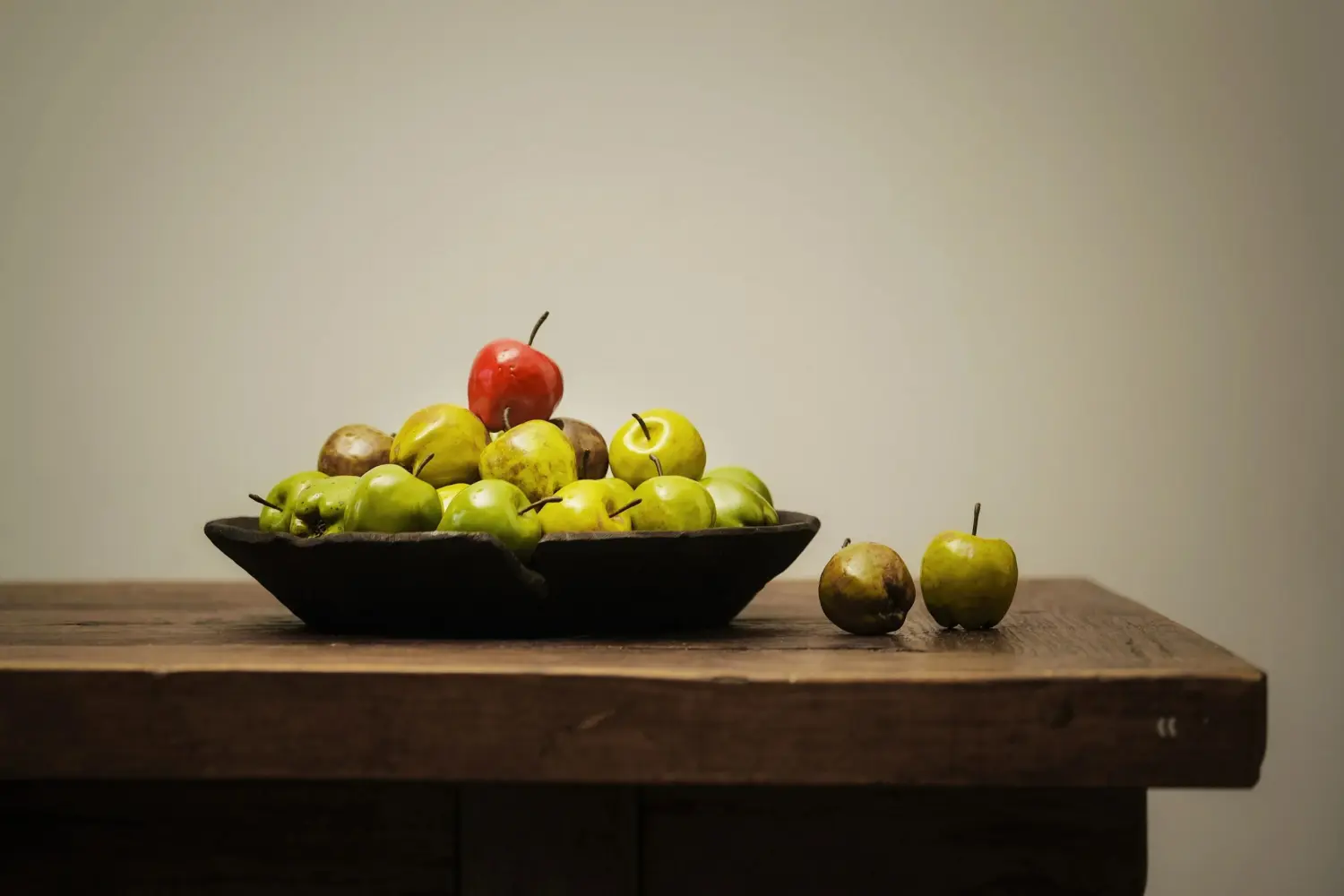table centerpiece ：ceramic apples