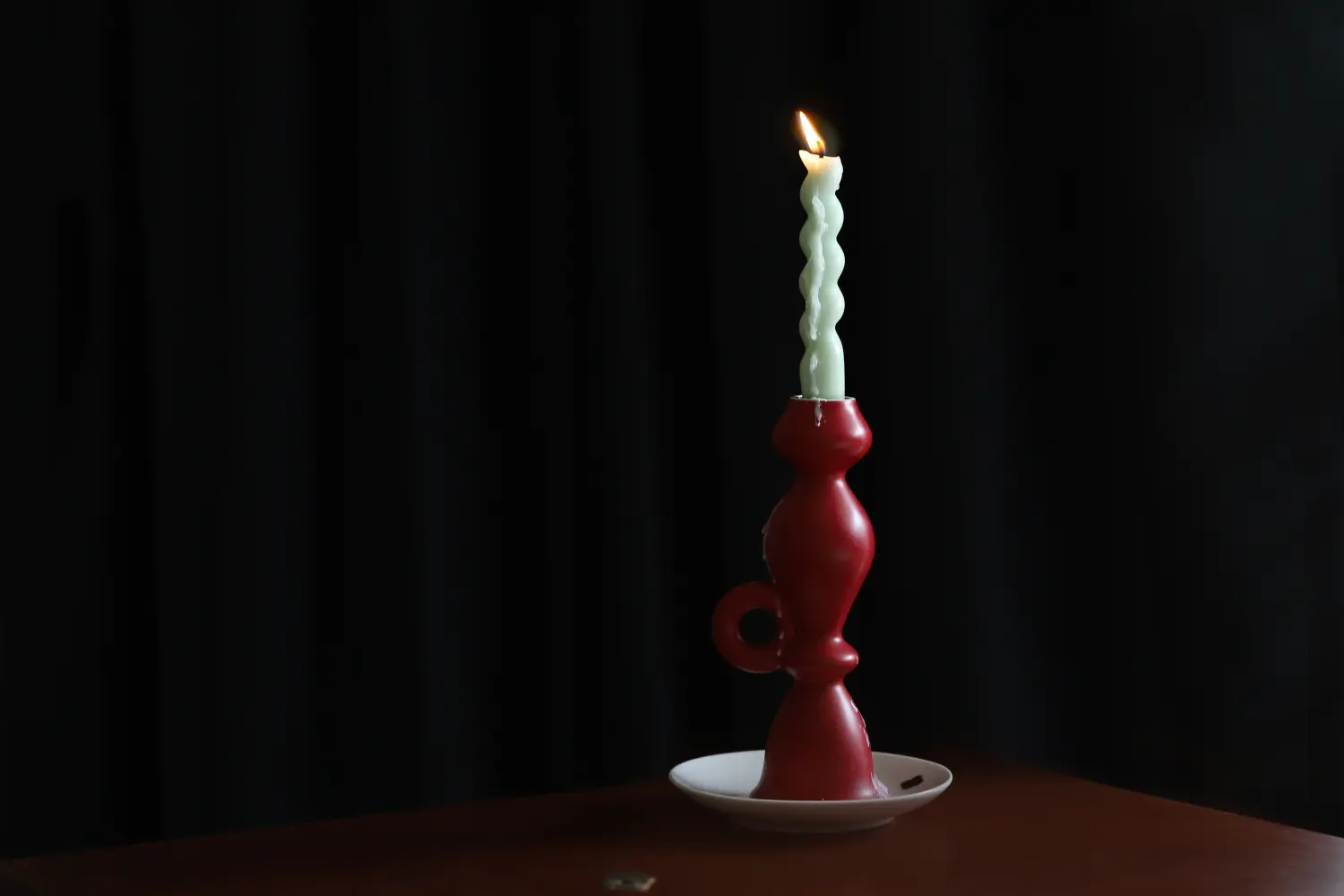 table centerpiece ：ceramic red candle holder