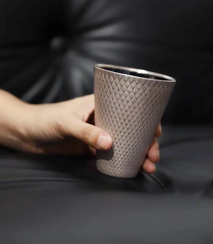 handmade ceramic mug ：handmade ceramic mug with silver-painted dragon scale pattern